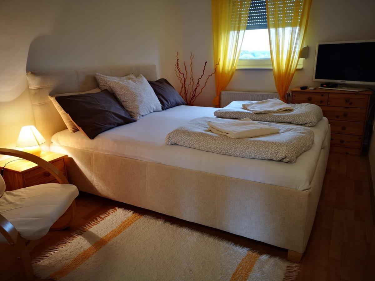Meszaros Apartman บุค ภายนอก รูปภาพ